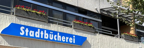 Außenfassade der Stadtbücherei mit Schriftzug