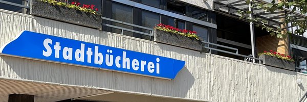 Außenfassade der Stadtbücherei mit Schriftzug