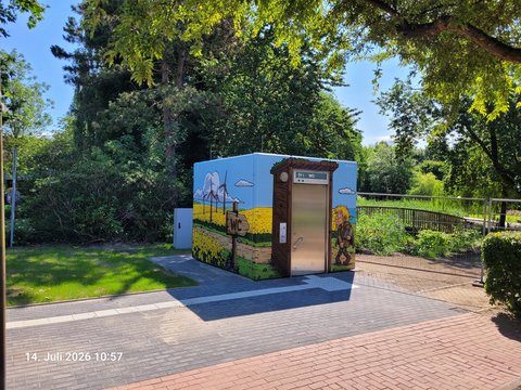 Bemalte, neue WC-Anlage am Lornsenpark - Vorder- und Seitenansicht