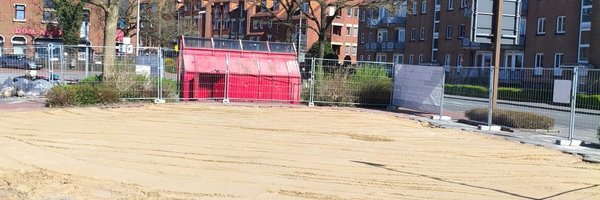 Baustelle mit Füllsand und Blick auf Häuser und Bäume in der Königsstraße