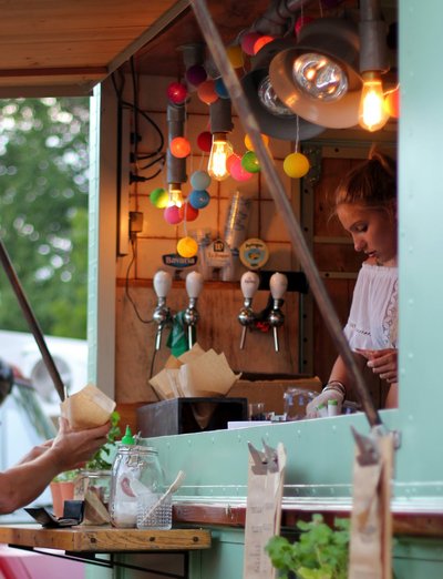 Nett beleuchteter Foodtruck mit Essens-Angebot