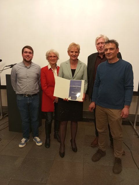 Herr Siebels (Stadtmuseum), Frau Neumann (Förderverein) Frau Dr. Beier (Leitung Stadtmuseum), Herr Raup (Förderverein), Herr Meyer-Dirks (Sammlungsverwalter) bei der Zertifikatsübergabe des zertifizierten Stadtmuseums