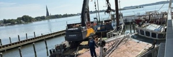 Schiffswrack „Simone“ und Schwimmkran im Wikinghafen