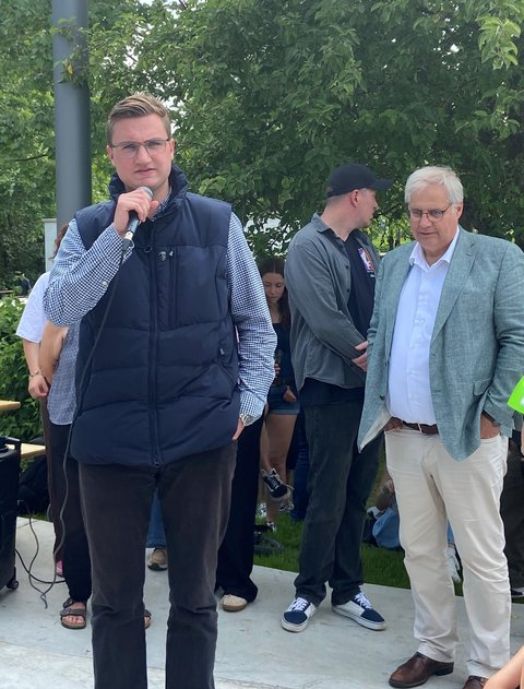 Bürgermeister Dose und Linus Wirwoll bei der Eröffnung der Skateanlage