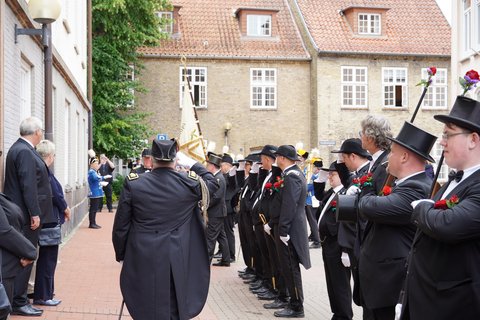 Lollfußer Schützengilde vor dem Rathaus