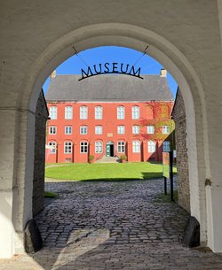 Bild zeigt das Stadtmuseum mit Blick durch den Torbogen