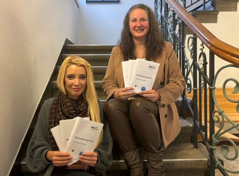 Bild zeigt die Mitarbeiterinnen der vhs Schleswig: Jennifer Ziemke-Röttgens (li.), zuständig für die Anmeldung und Kursbetreuung und Constanze Grüger (re.), die als pädagogische Mitarbeiterin das Kursprogramm erstellt hat.