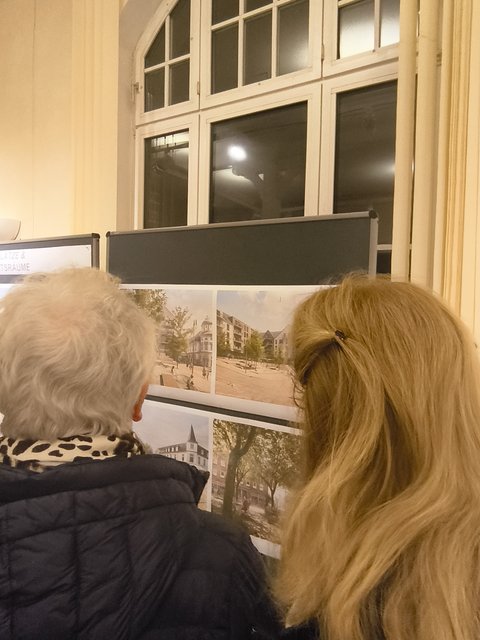 Blick auf die Visualisierungen der Innenstadtsanierung an einer Metaplanwand