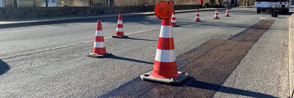 Sanierung Flensburger Straße März 2025 mit Heißvergussmasse mit Verkehrskegeln