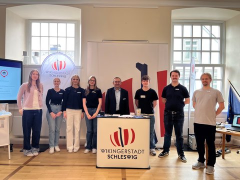 IHK Ausbildungsrallye bei der Stadt Schleswig: Lena Wegner, Jacqueline Pihsareh, Zoé Twardogorski, Katarzyna Matuszyn, Norbert Krüger (Personalverwaltung/Ausbildung), Lenny Kapitzky, Lasse Alexander und Jan Kobarg.