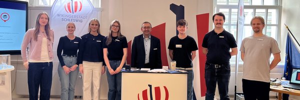 IHK Ausbildungsrallye bei der Stadt Schleswig: Lena Wegner,  Jacqueline Pihsareh, Zoé Twardogorski, Katarzyna Matuszyn, Norbert Krüger (Personalverwaltung/Ausbildung), Lenny Kapitzky, Lasse Alexander und Jan Kobarg.