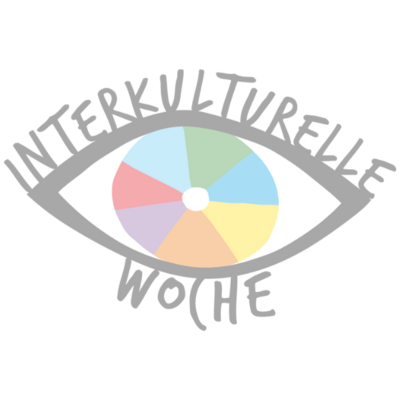 Logo der interkulturellen Woche. Ein Auge, dessen Iris bunte Farben sind. Als Wimpern wird die Schrift "Interkulturelle Woche" außen herum dargestellt.