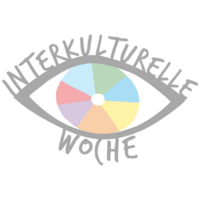 Das Bild zeigt das Logo der interkulturellen Woche. Ein Auge, dessen Iris bunte Farben sind. Als Wimpern wird die Schrift "Interkulturelle Woche" außen herum dargestellt.