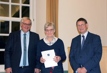Sportlerin Ingeborg Schmidt mit Bürgermeister Dose und SJS Vorsitzendem Björn-Sven Bergemann