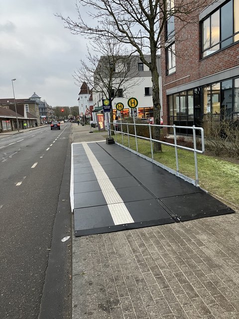 Bushaltestelle in der Königstraße mit modularem System für Barrierefreiheit mit Blick auf die Königstraße