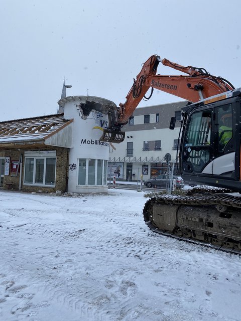 Abbrucharbeiten ZOB-Gebäude - Bagger reißt das Dach ab