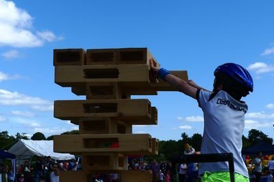 Bild zeigt Jungen beim Jenga spielen beim Bürgerfest