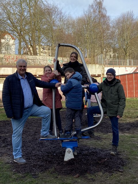 Stephan Dose, Josephine Schäfer (Stadtplanung), Jens Bagehorn-Delor (Öffentliches Grün) und Kinder der Klasse 4b