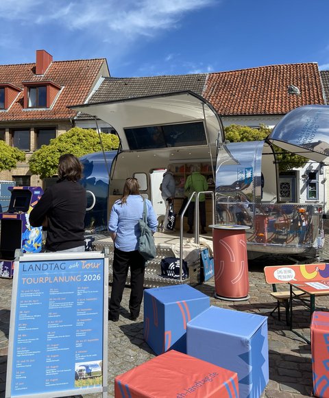 Menschen vor dem Landtagsmobil zum Tag der Demokratie auf dem Rathausmarkt