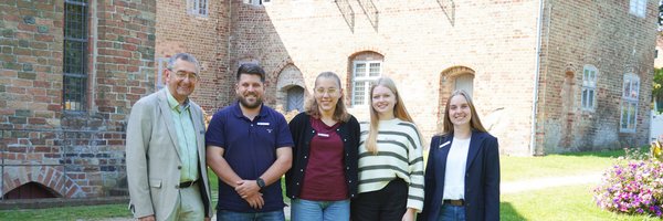 Gruppenfoto der vier neuen Nachwuchskräfte mit den beiden Ausbildungsverantwortlichen.