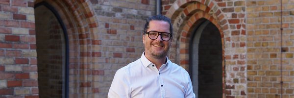 Karsten Biermann im Innenhof des Rathauses