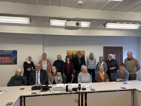 Bild zeigt die Gruppe der ehrenamtlichen seniorTrainer*innen am 13.13.23 im Rathaus: Hildis Hartmann, Fatima Abdullah, Bürgermeister Stephan Dose, Antje Kühn, Anita Szczecinna, Mirka Gerowski, Dagmar Kisjeloff, Klaus Gurreck, Dörte Kühl, Hilke Hamann, Edeltraut Behnecke, Erika Brinkmann, Nwira Alhallak, Martina Wildhagen, Reinhold Heggemann