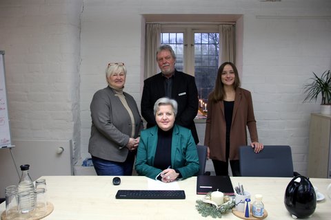 Bild zeigt Dr. Julia Pfannkuch, Werner Strauß (Stadt Schleswig) und Andrea Simons, Marie-Sophie Krabbenhöft (OFS) anlässlich der Vertragsunterzeichnung am 20.12.23