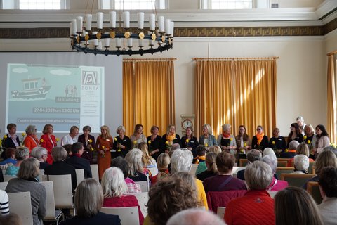 Schleswiger Zontians bei der Neugründung des ZONTA Club Schleswig im Schleswiger Rathaus.