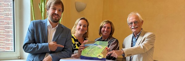 Florentin Viebig, Liisa Suhr und Jennifer Siessegger (vhs) sowie Horst Quante (LQW-Gutachter) halten die LQW-Kachel an einem Stehtisch in die Kamera
