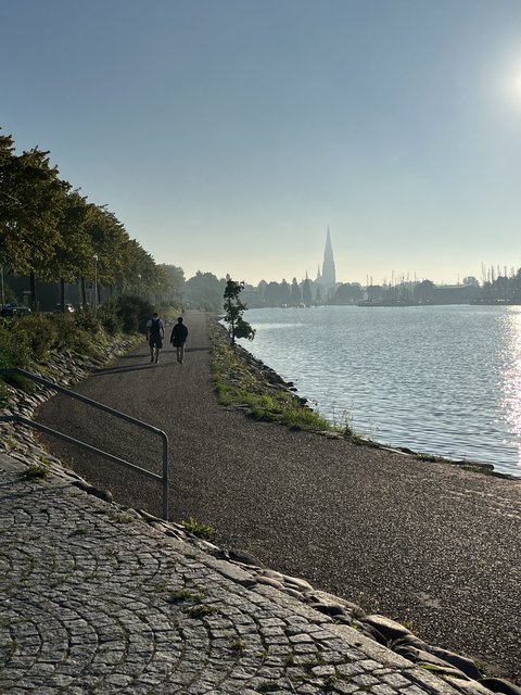 Schleipromenade mit Blick auf den Dom