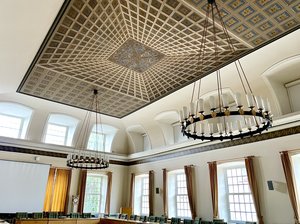 Foto der Spiegeldecke im Ständesaal des Schleswiger Rathauses