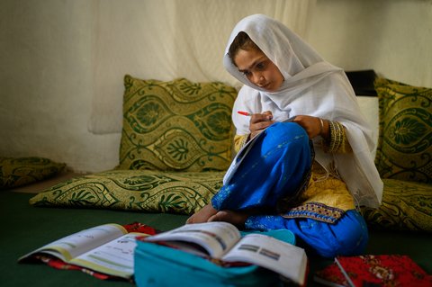 1. Platz - © Elise Blanchard: Hajira. Das Siegerbild zeigt die zehnjährige Hajira aus der Provinz Nangarhar beim Lernen zu Hause.