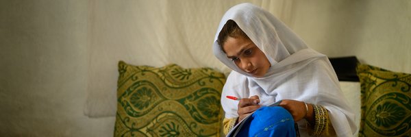 1. Platz - © Elise Blanchard: Hajira. Das Siegerbild zeigt die zehnjährige Hajira aus der Provinz Nangarhar beim Lernen zu Hause.