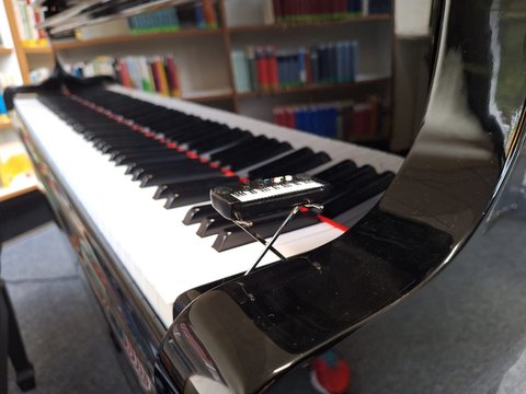 Klaviertasten und ein Mini-Keyboard in der Stadtbücherei