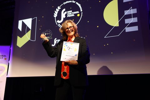 ©Ewa Stroznia - Kulturperle 2026 - Carola Kemme (FDL Tourismus & Kultur) nahm die Auszeichnung zur Kulturperle 2026 für die Stadt Schleswig entgegen