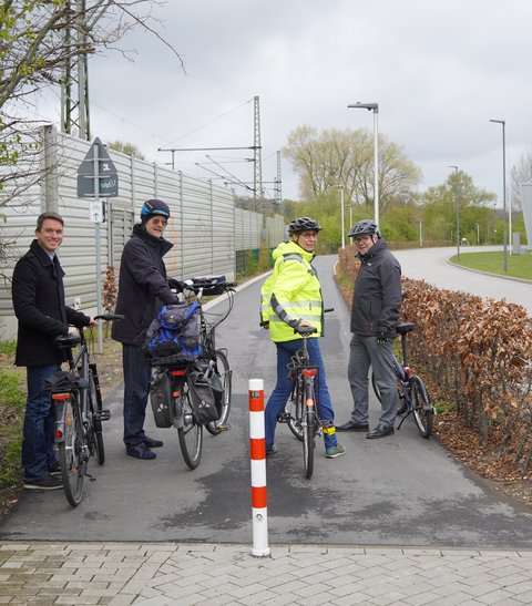 Radfahrende anlässlich der offiziellen Eröffnung des 1. Bauabschnitts der Kreisbahntrasse am 24.04.24, Start am Bahnhofe