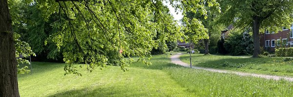 Fußweg in einer Grünanlage im Stadtteil St. Jürgen