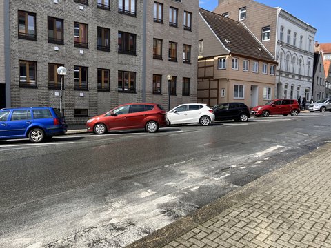 Autos in Schrägaufstellung in auf den neuen Parkflächen im Gallberg. 