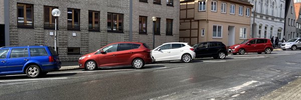 Autos in Schrägaufstellung in auf den neuen Parkflächen im Gallberg. 