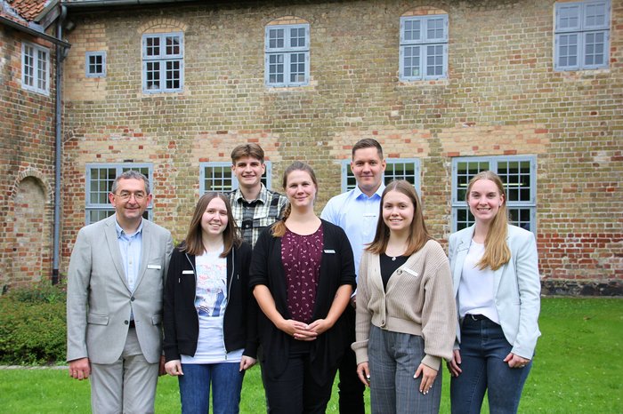 Ausbildungsstart 2023 Das Bild zeigt den Ausbildungsleiter und eine Mitarbeiterin aus dem Fachdienst Personal mit den 5 neuen Auszubildenden und Studierenden 2023
