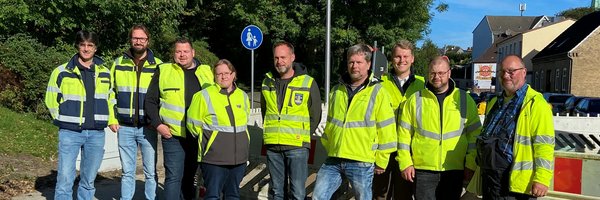 Pressetermin zur Baumaßnahme Husumer Baum: Arne Clemens und Christoph Zabel Palleske (Schleswiger Stadtwerke Abwasserentsorgung, Netzplanung), Timo Kreis (SAW Schleswiger Asphaltsplitt-Werke), Torben Krüger und Yvonne Lingner (Fachdienst Tiefbau, Stadt Schleswig), Steffen Bartsch (Stadtwerke SH, Netzplanung Gas, Wärme, Wasser), Felix Hansen (Haase+Reimer Ingenieure) sowie Tim Adler (Stadtwerke SH, Netzplanung Strom) und Oliver Locht (SAW Schleswiger Asphaltsplitt-Werke)