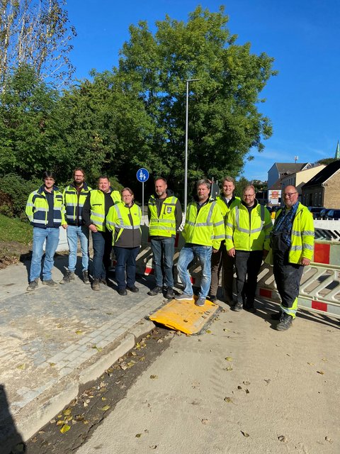 Pressetermin zur Baumaßnahme Husumer Baum: Arne Clemens und Christoph Zabel Palleske (Schleswiger Stadtwerke Abwasserentsorgung, Netzplanung), Timo Kreis (SAW Schleswiger Asphaltsplitt-Werke), Torben Krüger und Yvonne Lingner (Fachdienst Tiefbau, Stadt Schleswig), Steffen Bartsch (Stadtwerke SH, Netzplanung Gas, Wärme, Wasser), Felix Hansen (Haase+Reimer Ingenieure) sowie Tim Adler (Stadtwerke SH, Netzplanung Strom) und Oliver Locht (SAW Schleswiger Asphaltsplitt-Werke)