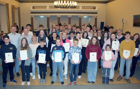 Bild zeigt die geehrten Sportler*innen der Stadt Schleswig mit Stephan Dose, Maren Korban, und Björn-Sven Bergemann, Ständesaal, 21.03.24