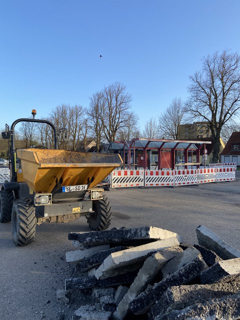 Gebrauchte Wartehäuschen und Bagger und Schutt ZOB