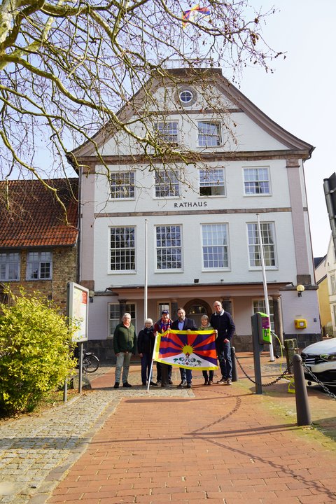 Schleswig zeigt Flagge für Tibet vor dem Rathaus: Jörn Hinze, Christa Thode, Holger Herrmann, Henrik Vogt (Stadt Schleswig) Marita und Wolfgang Fauck von der Tibet Initiative Deutschland, Regionalgruppe Schleswig-Flensburg.