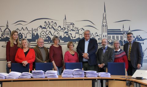 Foto zeigt folgende Personen nach der Seniorenbeiratswahl: Vanessa Bielke, Gisela_Huth, Bernd_Robert Bossemeier, Eva-Maria Oye, Dr. Mechthild Reußner, Stephan Dose, Uwe-Dieter May, Marianne Richardsen und Henry_Pueschel