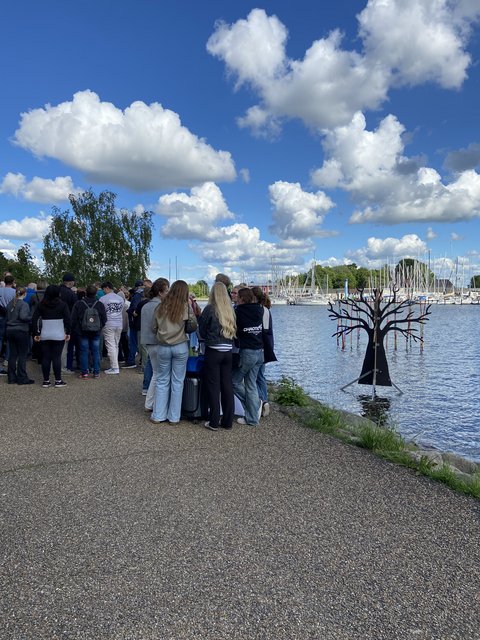 Schüler:innengruppe von hinten an der Schleipromenade