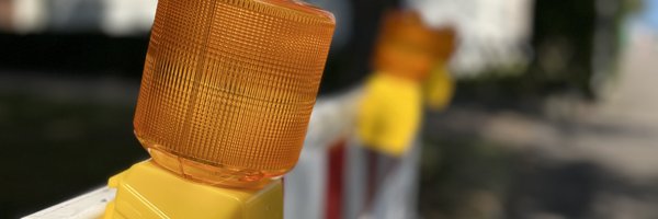 Teaser_aktuelle_Nachrichten_Absperrbaken als Symbol für Baustellen und Straßensperrungen Absperrbaken für eine Verkehrssperrung