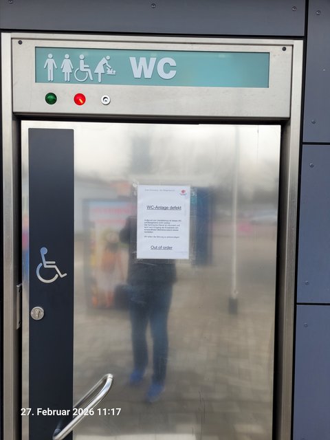 Defekte Toilettenanlage am Bahnhof aufgrund von Vandalismus