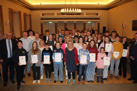Foto zeigt die geehrten Sportler*innen der Stadt Schleswig, Ständesaal, 21.03.24